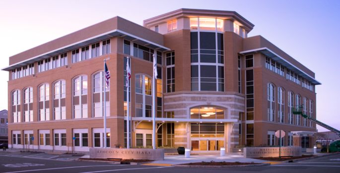 alt="City of Lincoln City Hall"