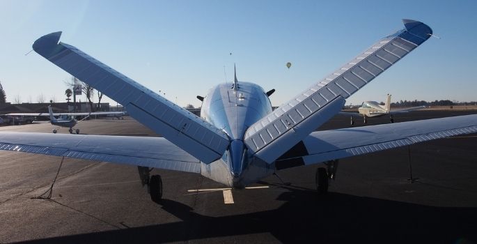 alt="airplane"
